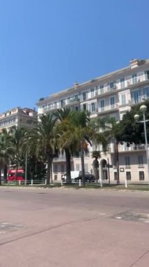 Nice, Fransız Rivierası 'ndaki İngiliz gezinti yolu ve plajı. Nice 'teki Gezinti Güvertesi. Nice, her yıl 4 milyon ziyaretçinin katıldığı popüler bir Akdeniz turizm beldesi.