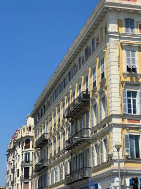 Nice, Fransa 'nın eski bir kasabası, Cote dAzur Fransız Riviera' sı boyunca bir yaz günü. Nice 'de Fransız Rivierası' nda renkli binalar, Cote Dazur, Güney Fransa. Gezinti güvertesi