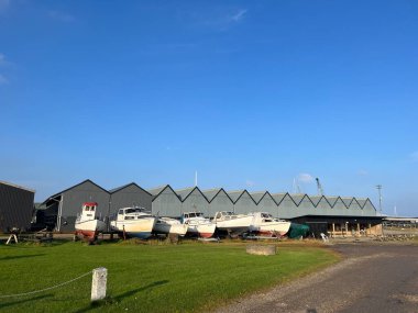 Skive, Danimarka, Avrupa 'da kaçak yat limanı. Ahşap iskele ve yelkenli gemilerle liman. Güzel manzara. Maarup Havn, Samsoe, Jutland, Danimarka 'da demirli gemiler. Doğada güzellik. Limandaki yelkenliler