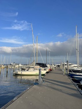 Skive, Danimarka, Avrupa 'da kaçak yat limanı. Ahşap iskele ve yelkenli gemilerle liman. Güzel manzara. Maarup Havn, Samsoe, Jutland, Danimarka 'da demirli gemiler. Doğada güzellik. Limandaki yelkenliler