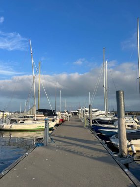 Skive, Danimarka, Avrupa 'da kaçak yat limanı. Ahşap iskele ve yelkenli gemilerle liman. Güzel manzara. Maarup Havn, Samsoe, Jutland, Danimarka 'da demirli gemiler. Doğada güzellik. Limandaki yelkenliler
