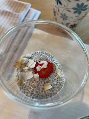 Kahvaltı için taze böğürtlenli Chia tohumu pudingi. Hindistan cevizli puding. Bir bardak Chia sağlıklı hindistancevizli puding, taze patates. Yakın plan lezzetli ve güzel chia pudingi. 