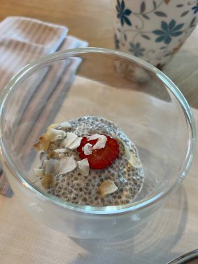 Kahvaltı için taze böğürtlenli Chia tohumu pudingi. Hindistan cevizli puding. Bir bardak Chia sağlıklı hindistancevizli puding, taze patates. Yakın plan lezzetli ve güzel chia pudingi. 