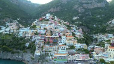 İtalya 'nın Amalfi Sahili' ndeki Positano kasabasıyla güzel bir manzara. Sahile inen tepelerde otelleri, Campania 'daki Amalfi Sahili' nde rahat plajları ve masmavi denizi olan güzel Positano. İHA