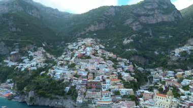 İtalya 'nın Amalfi Sahili' ndeki Positano kasabasıyla güzel bir manzara. Sahile inen tepelerde otelleri, Campania 'daki Amalfi Sahili' nde rahat plajları ve masmavi denizi olan güzel Positano. İHA