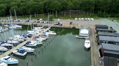 Skive, Danimarka, Avrupa 'da kaçak yat limanı. Ahşap iskele ve yelkenli gemilerle liman. Güzel manzara. Maarup Havn, Samsoe, Jutland, Danimarka 'da demirli gemiler. Yukarıdan bak. Drone. Yelkenliler.