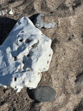 Denge ve uyum kavramı. Deniz kıyısındaki kayalar, gün batımında çakıl taşlı kumsalda dengeli taşlar, deniz kıyılı manzara, su ve kumdaki kayalar, Baltık Denizi, kıyılarındaki kayalar. 