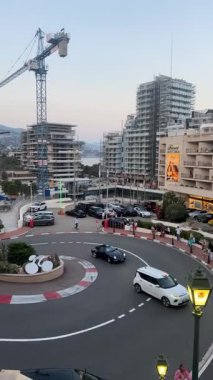 Monte Carlo, Monaco - 20 Nisan 2025 Grand Casino de Monte Carlo. Burası kumar ve lüks yaşam tarzıyla ünlüdür. Casino Royal, turistler, pahalı arabalar, Ferrari, Lamborghini, milyarderler