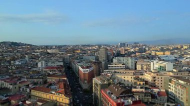Napoli Şehri Vezüv Dağı 'yla göz kamaştırıcı bir manzara. Napoli 'nin havadan görünüşü, İtalya. Napoli City, İtalya 'da renkli bir mimari. Gün batımında yaz şehri manzarası. Meşhur seyahat yeri. Napoli 