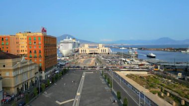 Napoli, İtalya - 25 Nisan 2025 Vezüv Dağı 'nı sersemletmek. Napoli 'nin havadan görünüşü, İtalya. Napoli City, İtalya 'da renkli bir mimari. Gün batımında yaz şehri manzarası. Meşhur seyahat yeri. Napoli 