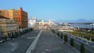 Napoli, İtalya - 25 Nisan 2025 Vezüv Dağı 'nı sersemletmek. Napoli 'nin havadan görünüşü, İtalya. Napoli City, İtalya 'da renkli bir mimari. Gün batımında yaz şehri manzarası. Meşhur seyahat yeri. Napoli 