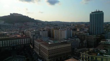 Napoli Şehri Vezüv Dağı 'yla göz kamaştırıcı bir manzara. Napoli 'nin havadan görünüşü, İtalya. Napoli City, İtalya 'da renkli bir mimari. Gün batımında yaz şehri manzarası. Meşhur seyahat yeri. Napoli 