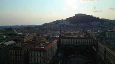 Napoli Şehri Vezüv Dağı 'yla göz kamaştırıcı bir manzara. Napoli 'nin havadan görünüşü, İtalya. Napoli City, İtalya 'da renkli bir mimari. Gün batımında yaz şehri manzarası. Meşhur seyahat yeri. Napoli 