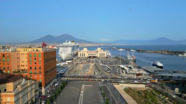Napoli Şehri Vezüv Dağı 'yla göz kamaştırıcı bir manzara. Napoli 'nin havadan görünüşü, İtalya. Napoli City, İtalya 'da renkli bir mimari. Gün batımında yaz şehri manzarası. Meşhur seyahat yeri. Napoli 
