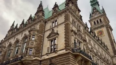 Almanya, Hamburg, sabah belediye binası. Belediye binası ve Hamburg, Almanya 'nın eski bir kenti olan şehir. Rathausmarkt. Bina, Rathausmarkt Meydanı 'ndaki Altstadt mahallesinde. Saat Kulesi 
