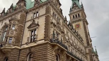 Almanya, Hamburg, sabah belediye binası. Belediye binası ve Hamburg, Almanya 'nın eski bir kenti olan şehir. Rathausmarkt. Bina, Rathausmarkt Meydanı 'ndaki Altstadt mahallesinde. Saat Kulesi 