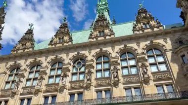 Almanya, Hamburg, sabah belediye binası. Belediye binası ve Hamburg, Almanya 'nın eski bir kenti olan şehir. Rathausmarkt. Bina, Rathausmarkt Meydanı 'ndaki Altstadt mahallesinde. Saat Kulesi 