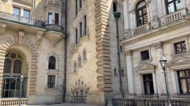 Almanya, Hamburg, sabah belediye binası. Belediye binası ve Hamburg, Almanya 'nın eski bir kenti olan şehir. Rathausmarkt. Bina, Rathausmarkt Meydanı 'ndaki Altstadt mahallesinde. Saat Kulesi 