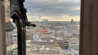 Hamburg, Almanya - 20 Mayıs 2025: Hamburg ve St. Nicholas kilisesinin merkezi manzarası St. Michael kilisesinin çan kulesinden. Anıtın simgesi. Gündüz hava görüntüsü