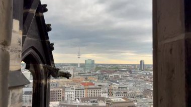 Hamburg, Almanya - 20 Mayıs 2025: Hamburg ve St. Nicholas kilisesinin merkezi manzarası St. Michael kilisesinin çan kulesinden. Anıtın simgesi. Gündüz hava görüntüsü