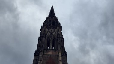 Hamburg, Almanya - 20 Mayıs 2025: Hamburg, Almanya 'daki St. Nicholas Gotik Kilisesi. Bu kilise İkinci Dünya Savaşı sırasında yok edildi. Anıt ve önemli bir mimari dönüm noktası. Kilise Kulesi