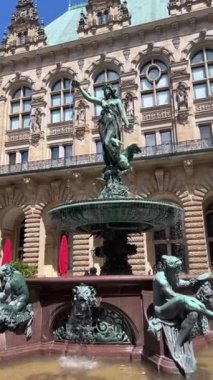 Almanya, Hamburg, sabah belediye binası. Belediye binası ve Hamburg, Almanya 'nın eski bir kenti olan şehir. Rathausmarkt. Bina, Rathausmarkt Meydanı 'ndaki Altstadt mahallesinde. Saat Kulesi 