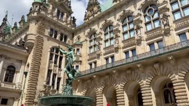 Almanya, Hamburg, sabah belediye binası. Belediye binası ve Hamburg, Almanya 'nın eski bir kenti olan şehir. Rathausmarkt. Bina, Rathausmarkt Meydanı 'ndaki Altstadt mahallesinde. Saat Kulesi 