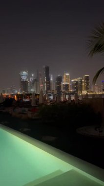 Dubai, BAE - 25 Haziran 2025 Dubai Palm Jumeirah adalarının gece manzarası. Geceleri gökdelen. Güzel havuz ve kumsal. Gece Dubai Marina 'da aydınlık binalar var. Lüks. Güzel akşam.