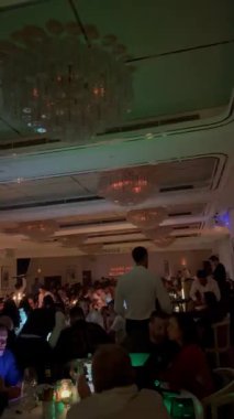 Dubai, BAE - 20 Haziran 2025: Dubais Michelin-starated restaurant. Dubai 'de bir restoranda çok ırklı Arap arkadaş grubu öğle yemeği. Arap. Kutlama, Parti. Lounge Akşam Kokteylleri, Atmosfer