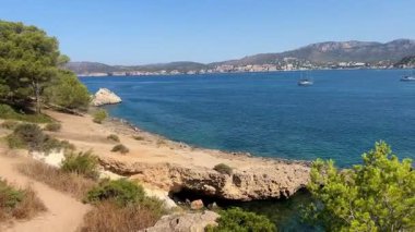 Palma de Majorca, İspanya 5 Temmuz 2025 Santa Ponsa turizm merkezi. Sahil şeridi boyunca otellerin manzarası. Akdeniz, Balearic Adaları kıyısında lüks yatları olan güzel deniz manzaralı bir körfez. Mayorka