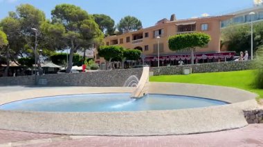 Mallorca, İspanya - 7 Temmuz 2025: İspanyol Mallorca Strand Kuste Bucht Santa Ponsa. Yelkenli ve kıyı şeridi. Santa Ponsa Sahili Calvia Mallorca. Plaj ve oteller, Balear Adaları, Akdeniz, Avrupa 