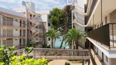 Palma de Majorca, İspanya - 7 Temmuz 2025 Santa Ponsa turizm merkezi. Santa Ponsa kıyı şeridi boyunca otelleri gösteriyor. Balear Adası 'ndaki mimari binalar. Daireler, sahildeki evler.