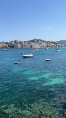 Palma de Majorca, İspanya 5 Temmuz 2025 Santa Ponsa turizm merkezi. Sahil şeridi boyunca otellerin manzarası. Akdeniz, Balearic Adaları kıyısında lüks yatları olan güzel deniz manzaralı bir körfez. Mayorka 