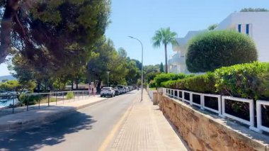 Palma de Majorca, İspanya - 7 Temmuz 2025 Santa Ponsa turizm merkezi. Santa Ponsa kıyı şeridi boyunca otelleri gösteriyor. Balear Adası 'ndaki mimari binalar. Daireler, sahildeki evler.