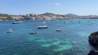 Palma de Majorca, İspanya 5 Temmuz 2025 Santa Ponsa turizm merkezi. Sahil şeridi boyunca otellerin manzarası. Akdeniz, Balearic Adaları kıyısında lüks yatları olan güzel deniz manzaralı bir körfez. Mayorka 