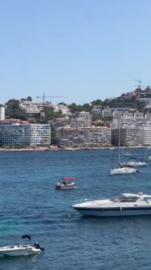 Palma de Majorca, İspanya 5 Temmuz 2025 Santa Ponsa turizm merkezi. Sahil şeridi boyunca otellerin manzarası. Akdeniz, Balearic Adaları kıyısında lüks yatları olan güzel deniz manzaralı bir körfez. Mayorka 