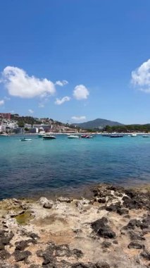 Palma de Majorca, İspanya 5 Temmuz 2025 Santa Ponsa turizm merkezi. Sahil şeridi boyunca otellerin manzarası. Akdeniz, Balearic Adaları kıyısında lüks yatları olan güzel deniz manzaralı bir körfez. Mayorka
