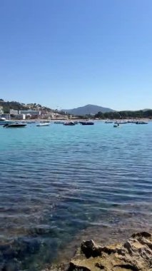 Palma de Majorca, İspanya 5 Temmuz 2025 Santa Ponsa turizm merkezi. Sahil şeridi boyunca otellerin manzarası. Akdeniz, Balearic Adaları kıyısında lüks yatları olan güzel deniz manzaralı bir körfez. Mayorka