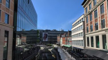 Aarhus, Danimarka - 10 Temmuz 2025: Aarhus 'un Aarhus Aa nehri çevresindeki kafeleri ve ticari binaları ile görüntüsü. Aarhus şehir merkezinde, kanal boyunca restoranları var. Şehir merkezine bak, yukarıdan bak