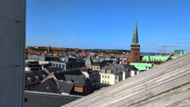 Aarhus, Danimarka - 10 Temmuz 2025: Aarhus 'un Aarhus Aa nehri çevresindeki kafeleri ve ticari binaları ile görüntüsü. Aarhus şehir merkezinde, kanal boyunca restoranları var. Şehir merkezine bak, yukarıdan bak