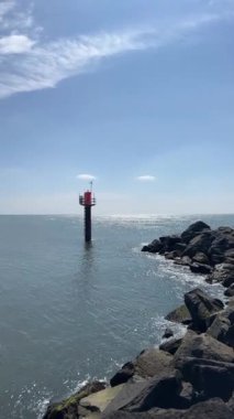 Güzel Kuzey Denizi manzarası, sahili ve kumulları olan manzara, Kuzey kıyısı manzarası Jutland Danimarka. Kumsal, kum tepeleri ve deniz. Kuzey Danimarka 'daki güzel doğal plaj. Dalgalar. Sakin