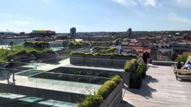 Aarhus, Danimarka - 10 Temmuz 2025: Aarhus 'un Aarhus Aa nehri çevresindeki kafeleri ve ticari binaları ile görüntüsü. Aarhus şehir merkezinde, kanal boyunca restoranları var. Şehir merkezine bak, yukarıdan bak