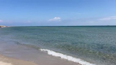 Deniz feneri ve kumullar, mavi gökyüzü, Skagen, Danimarka, İskandinavya. Yeşil Danimarka, denizlerin birleştiği yer, Baltık Denizi ve Kuzey Denizi. Greenen, Danimarka 'nın en kuzeyinde yer alır. Raabjerg Mile. Kıyı şeridi 