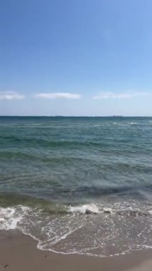 Deniz feneri ve kumullar, mavi gökyüzü, Skagen, Danimarka, İskandinavya. Yeşil Danimarka, denizlerin birleştiği yer, Baltık Denizi ve Kuzey Denizi. Greenen, Danimarka 'nın en kuzeyinde yer alır. Raabjerg Mile. Kıyı şeridi 