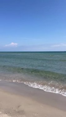 Deniz feneri ve kumullar, mavi gökyüzü, Skagen, Danimarka, İskandinavya. Yeşil Danimarka, denizlerin birleştiği yer, Baltık Denizi ve Kuzey Denizi. Greenen, Danimarka 'nın en kuzeyinde yer alır. Raabjerg Mile. Kıyı şeridi 