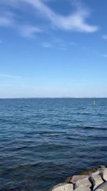 Baltık sahili kum tepeleri, fırtınadan sonra plaj. Gün batımı, yumuşak altın güneş ışığı, parlayan bulutlar. Doğa, çevre, ekoloji, eko-turizm, yürüyüş, keşif kavramları. Jutland Danimarka. Çevre turizmi.