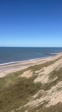 Bovbjerg deniz feneri ve Kuzey Denizi 'nden uçurumlar, Ferring, Lemvig, Jutland, Danimarka. Danimarka 'nın kayalıkları ve plajları. Kuzey Denizi kıyısındaki uçurum Bovbjerg Fyr deniz feneri ve okyanus, tatil