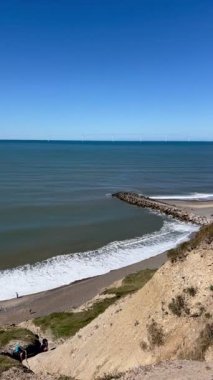 Bovbjerg deniz feneri ve Kuzey Denizi 'nden uçurumlar, Ferring, Lemvig, Jutland, Danimarka. Danimarka 'nın kayalıkları ve plajları. Kuzey Denizi kıyısındaki uçurum Bovbjerg Fyr deniz feneri ve okyanus, tatil