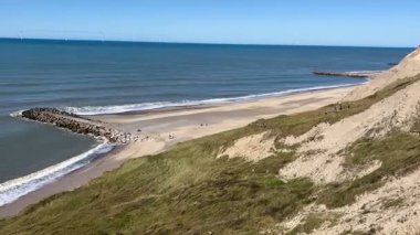 Bovbjerg deniz feneri ve Kuzey Denizi 'nden uçurumlar, Ferring, Lemvig, Jutland, Danimarka. Danimarka 'nın kayalıkları ve plajları. Kuzey Denizi kıyısındaki uçurum Bovbjerg Fyr deniz feneri ve okyanus, tatil