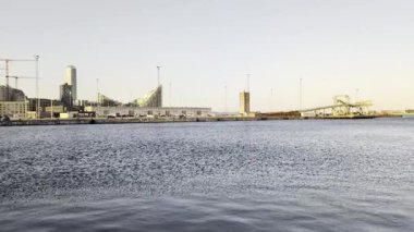 Aarhus, Danimarka - 10 Temmuz 2025: Aarhus 'un Aarhus Aa nehri çevresindeki kafeleri ve ticari binaları ile görüntüsü. Aarhus şehir merkezinde, kanal boyunca restoranları var. Şehir merkezine bak, yukarıdan bak